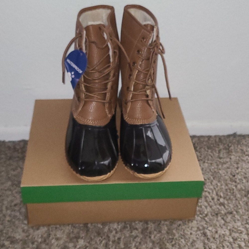 MAPLEWOOD LACE UP DUCK BOOTS